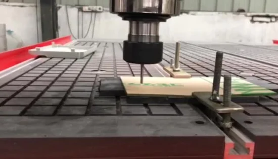 Router CNC per legno raffreddato ad aria Macchinari per la lavorazione del legno a 3 assi Macchina per incisione di taglio 1325